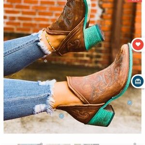 Women’s embroidered dream boots NEW